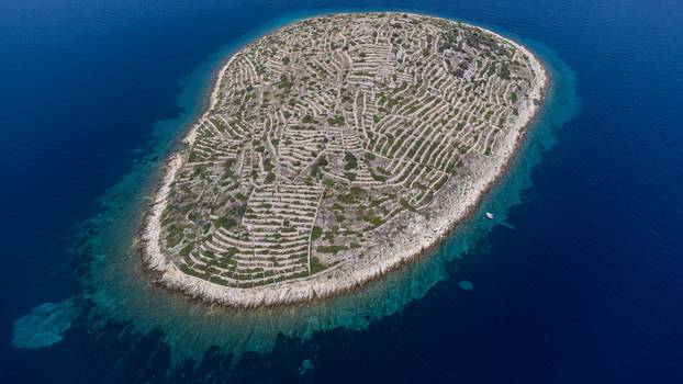 Otok Bavljenac izgleda kao divovski otisak prsta i nezaobilazna je atrakcija u šibenskom arhipelagu