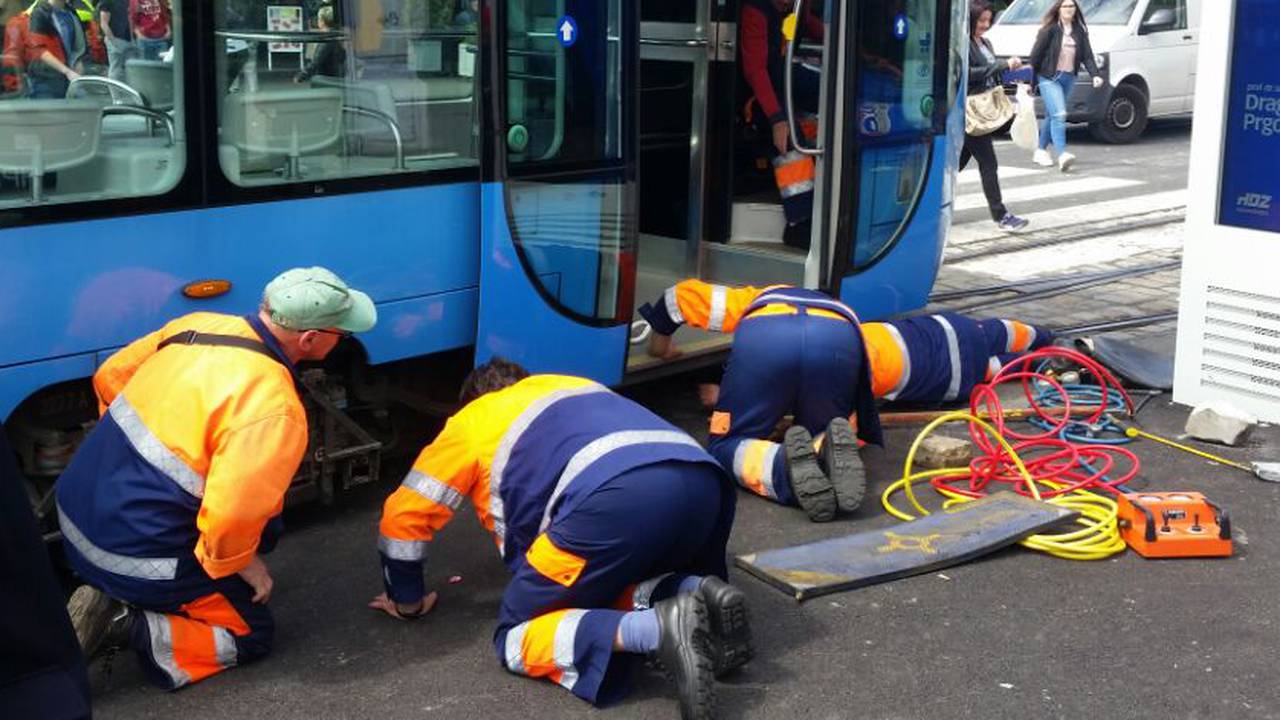 Čuo se lom: Tramvaj je iskočio iz tračnica na Savskom mostu