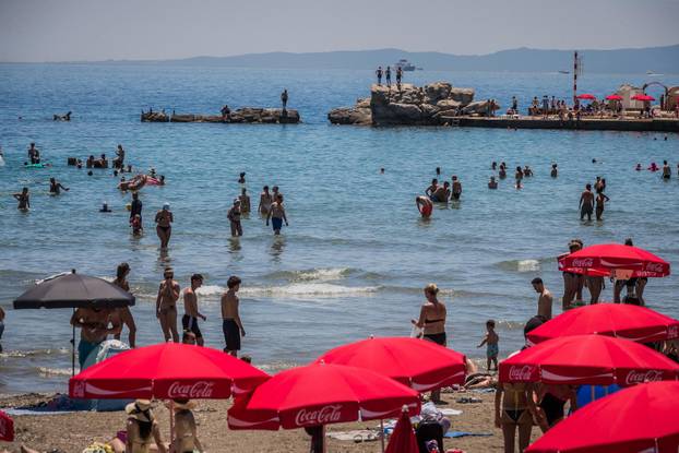 Gužva na splitskim Bačvicama