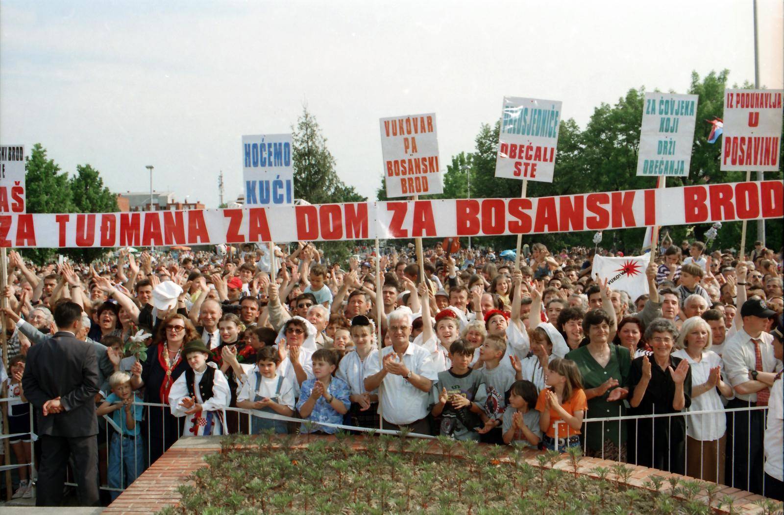 Povratak u napaćeni grad heroj: Vlak mira krenuo je za Vukovar, pjevalo se i klicalo slobodi...