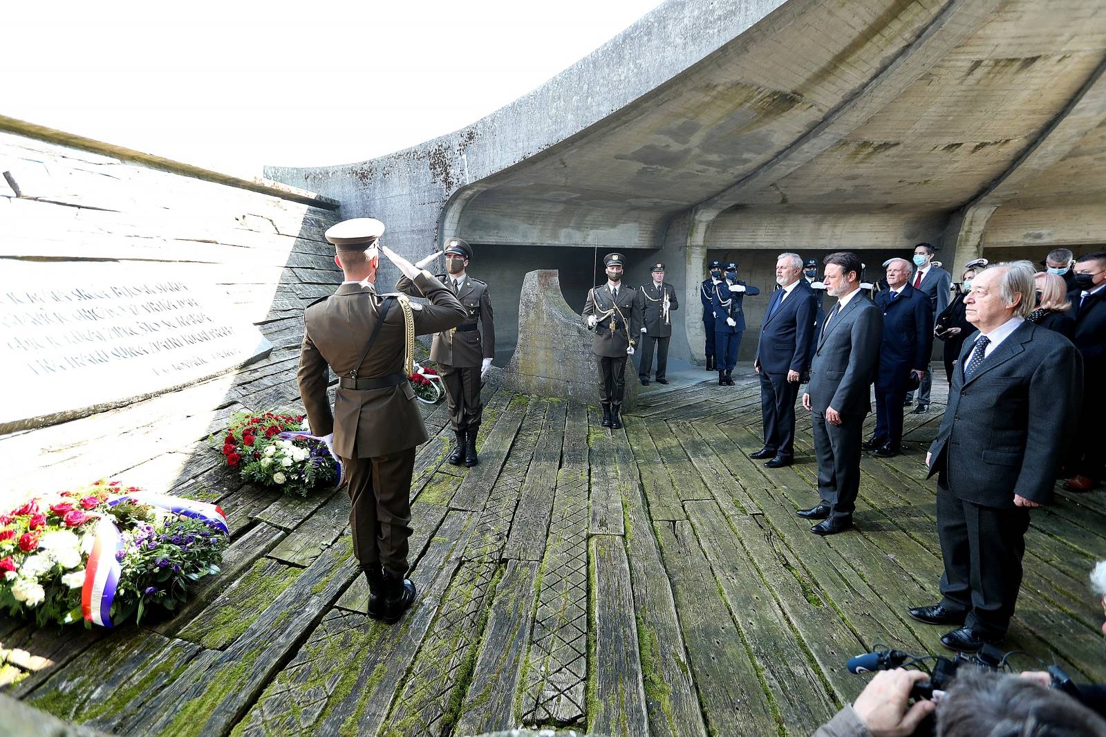 Gordan Jandroković i suradnici polaganjem vijenaca odali počast stradalima u Jasenovcu