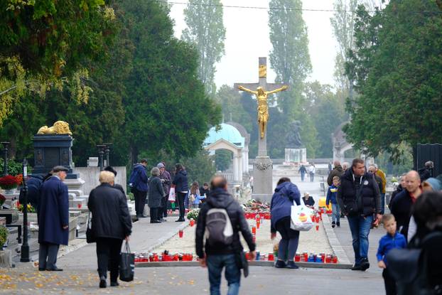 Zagreb: Pripreme za blagdan Svih svetih na gradskom groblju Mirogoj