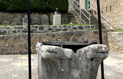 U Kninskoj tvrđavi pronađena boca s pismom iz 20. stoljeća
