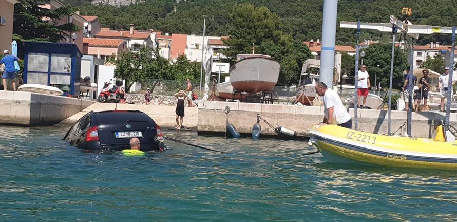 Slovenci spuštali gliser u more na Cresu pa im zaplivao i auto