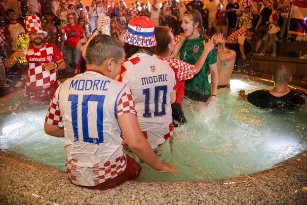 Zagreb: Slavlje navijača na trgu nakon pobjede Hrvatske
