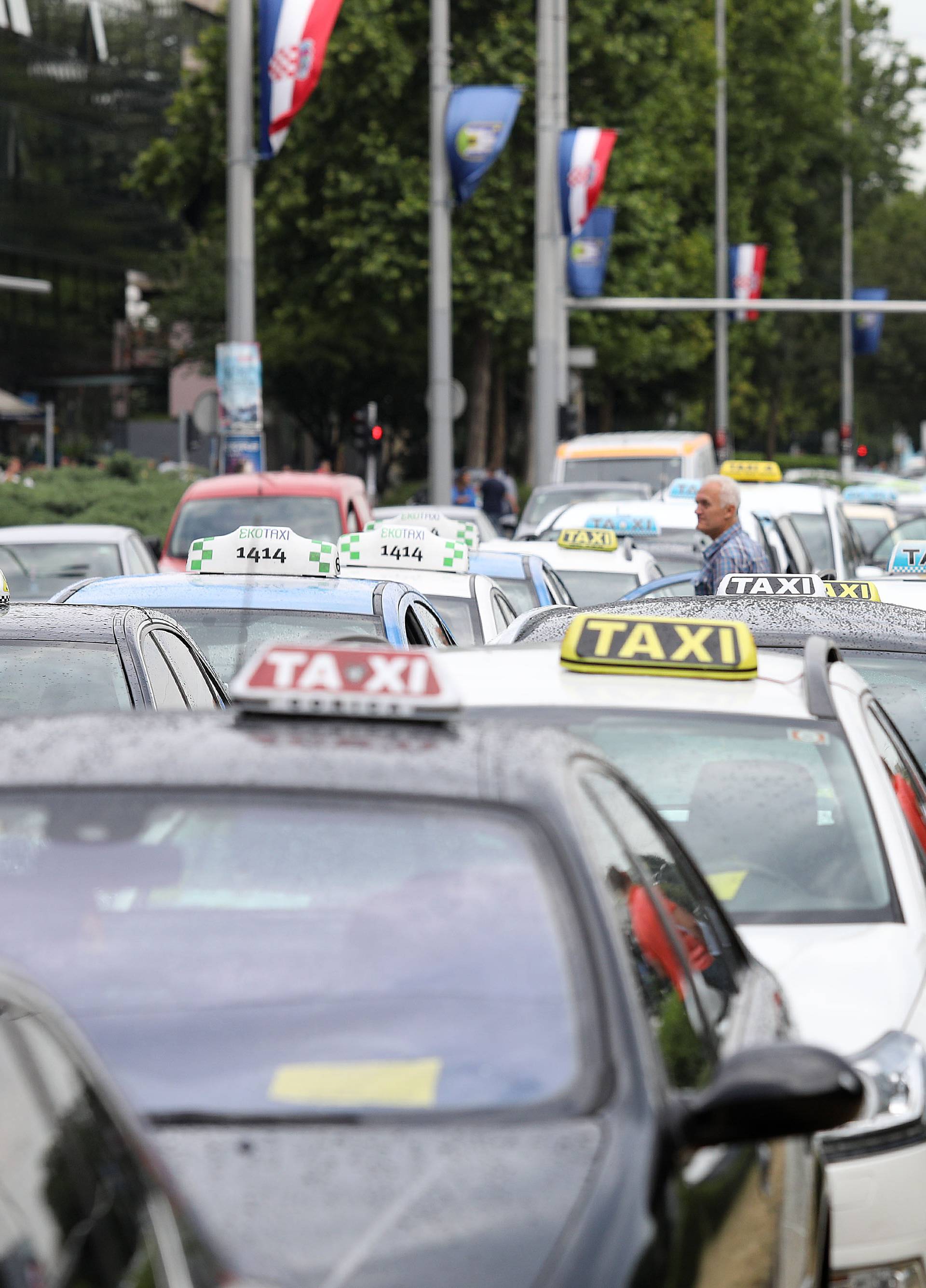 Prometni kaos u Zagrebu: Taksisti blokirali Vukovarsku