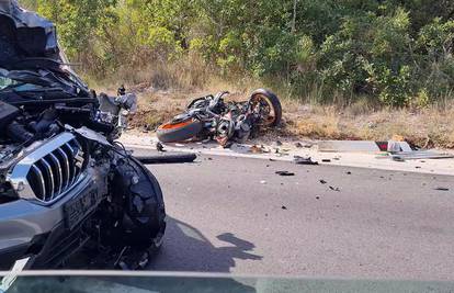 Motociklist (29) poginuo kraj Rogoznice: Vozio bez dozvole i registracije, sudario se s autom