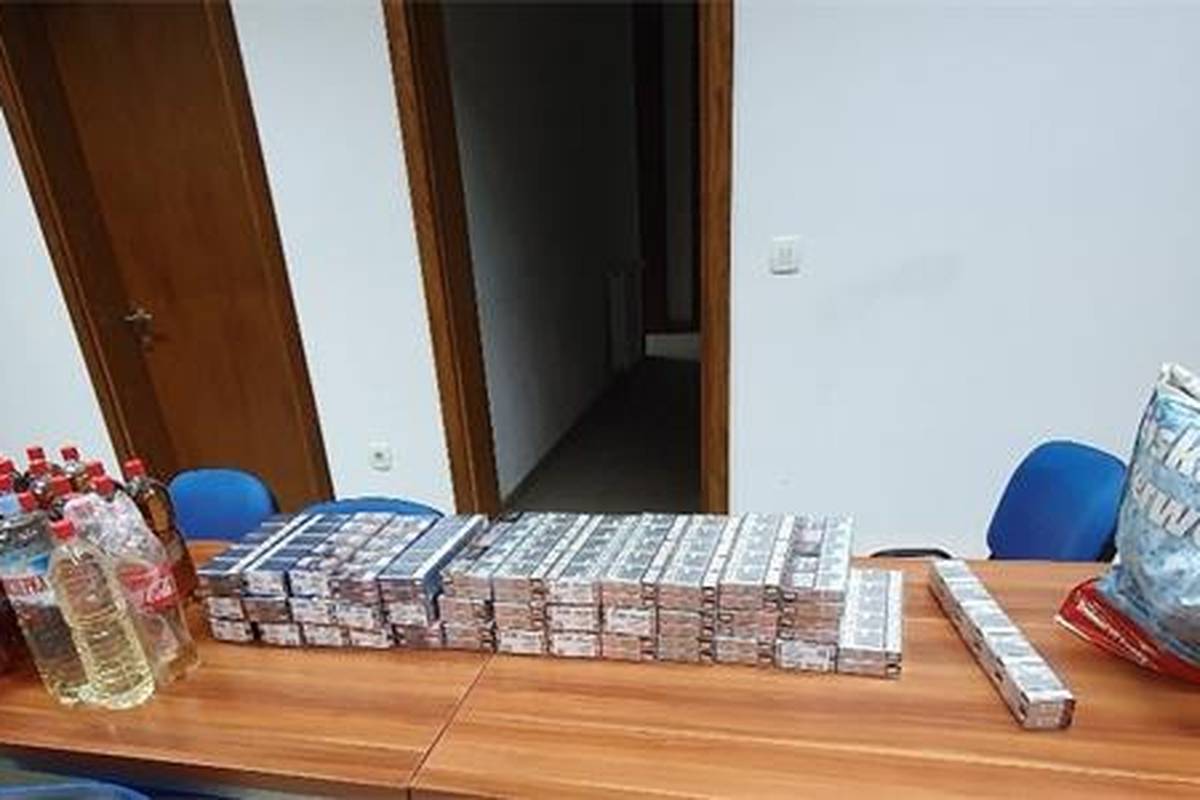 Makedonac u kamionu švercao cigarete, domaću rakiju i sir