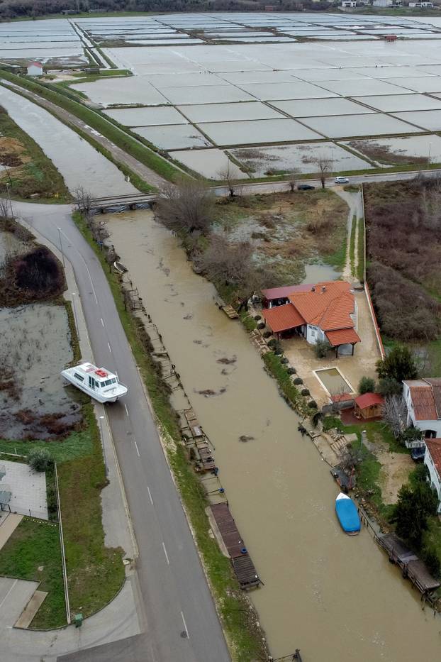 Nin: Pogled iz zraka na poplavljeno područje gdje je voda na cestu izbacila brod