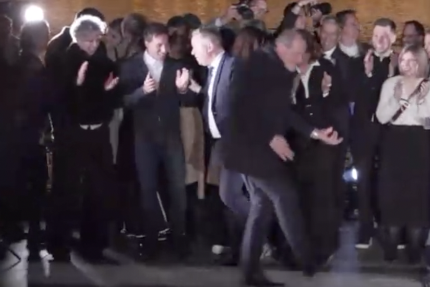 Ma&dstrok;arski politi&ccaron;ar koji ple&scaron;e ukrao je pozornost nakon Ma&dstrok;arovog pobjedni&ccaron;kog govora