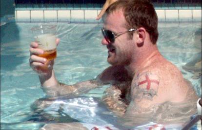 Rooneya zbog pljuvanja paparazza ispitala policija