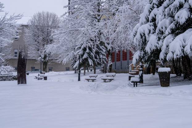 U Gospiću je izmjereno 16 cm snijega