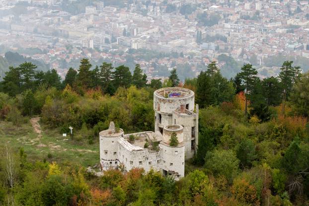Pogled iz zraka na najpoznatiji sarajevski opservatorij Bistrik kula na Trebeviću