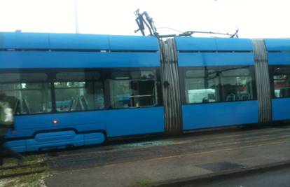 Zagreb: Naponska kutija pala je na tramvaj i razbila prozor