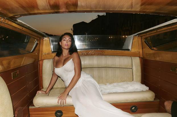 FOTO Georgina danas slavi rođendan: Voli se fotkati u tangicama, ne skriva ni dekolte