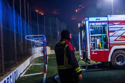 FOTO Vatrenoj stihiji gledaju 'u oči'. Pogledajte stravične scene s požarišta, širi se u dvije fronte