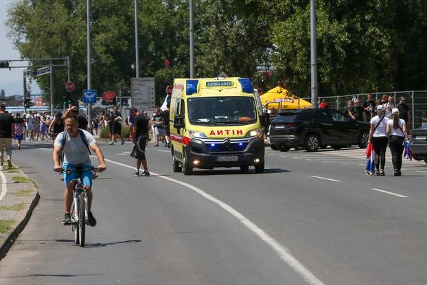 Zagreb: Tisuće fanova Thompsona prolazi Mostom mladosti koji je zatvoren za promet