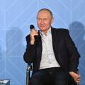 Što je s Putinom? Kamere su snimile nervozne trzaje nogom tijekom razgovora s mladima
