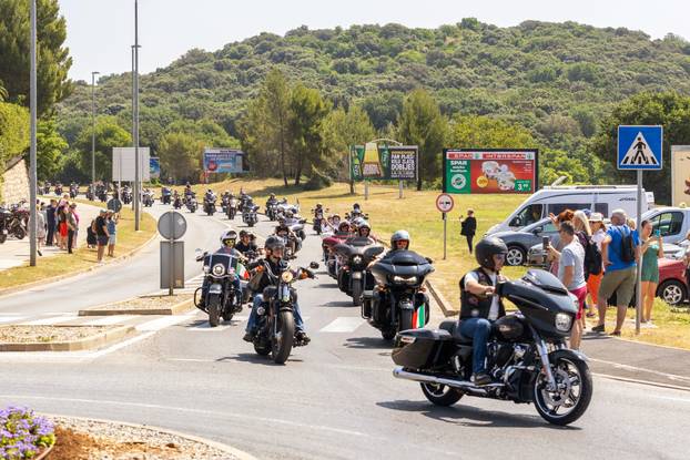 Nekoliko tisuća vlasnika Harley Davidsona prolazi kroz Pulu u defileu