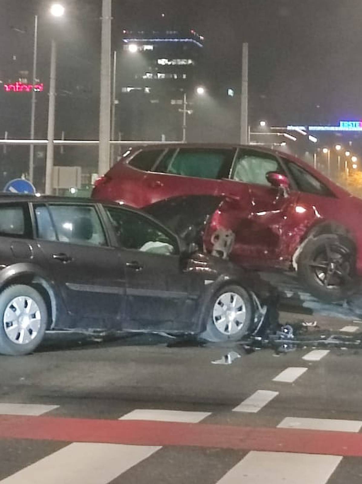 VIDEO Sudar dva automobila na križanju u Zagrebu stvorio gužvu, nema ozlijeđenih