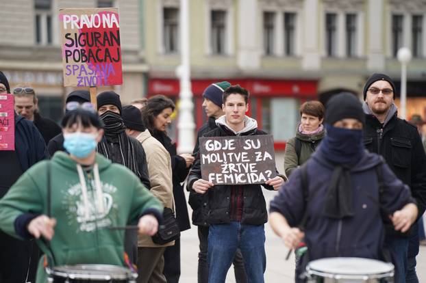 Zagreb: Prosvjednici protiv molitelja na glavnom trgu 