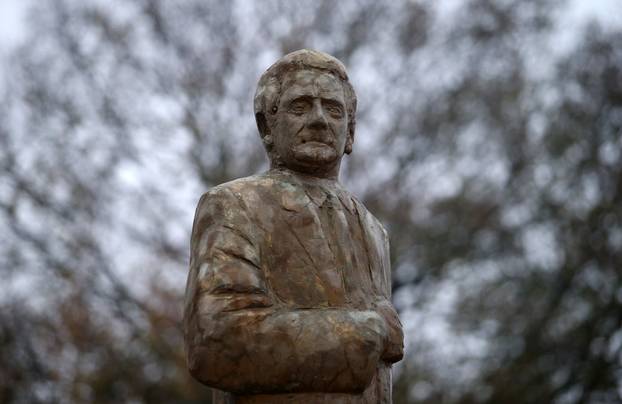 FOTO Najteži izbor: Svako naše mjesto svoj kip Tuđmana ima. Koji vam je Franjo najbolji?