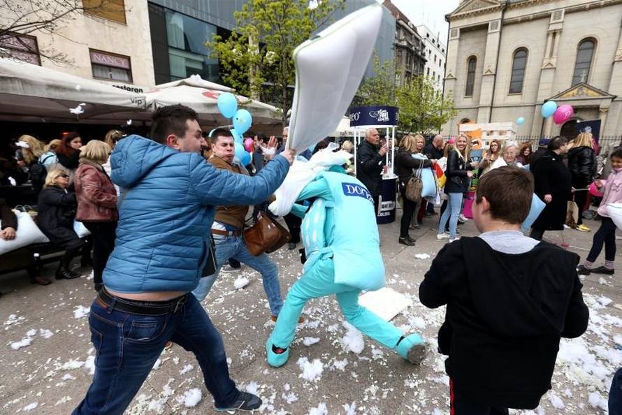 Dvjesto se ljudi potuklo usred Cvjetnog trga i to - jastucima