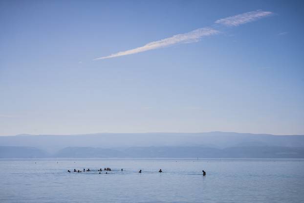 Omiš: Ljetni ugođaj na gradskoj plaži