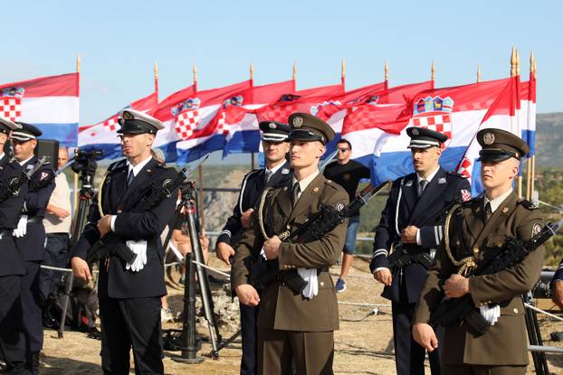 Knin: Podignuta zastava na Kinskoj tvr?avi 