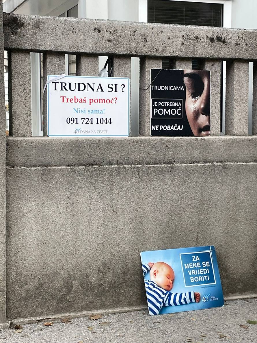 Došle moliti pred Petrovu protiv pobačaja pa se brinule za svoja prava: 'Imate dozvolu za foto?'