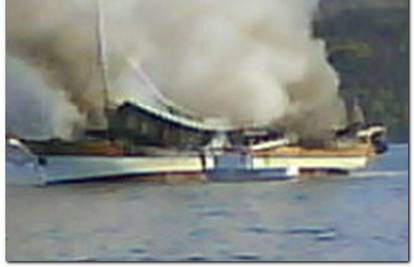 Ugašen požar na turističkom jedrenjaku