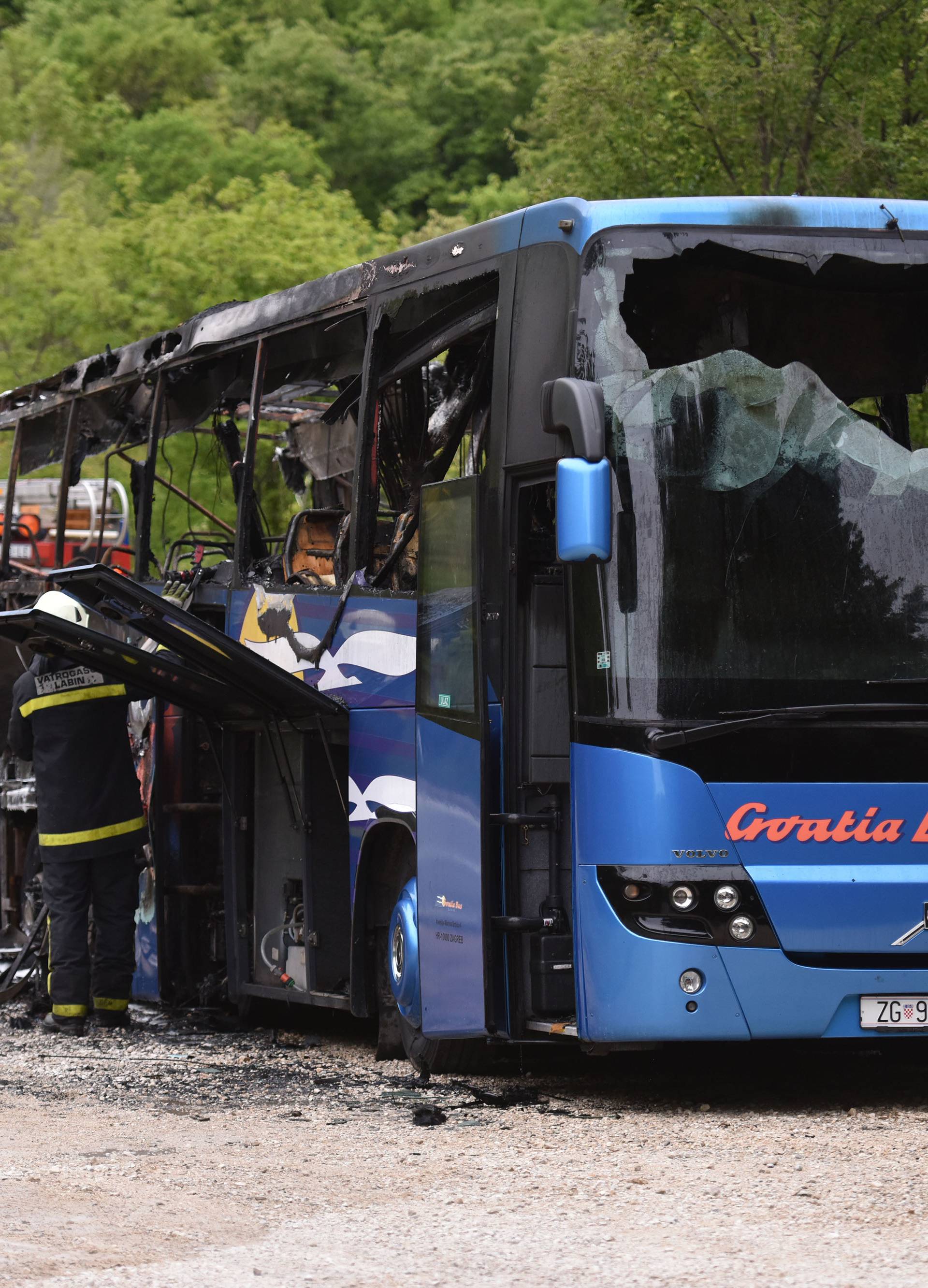 Buktinja na cesti kod Plomina: Bus izgorio, putnici evakuirani