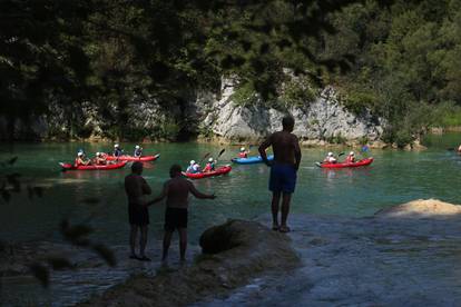 Ljetna idila daleko od mora: Mnogi su osvježenje od vrućine potražili na slapovima Mrežnice