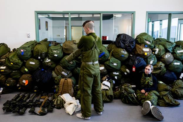 Canadian troops conduct arctic operations