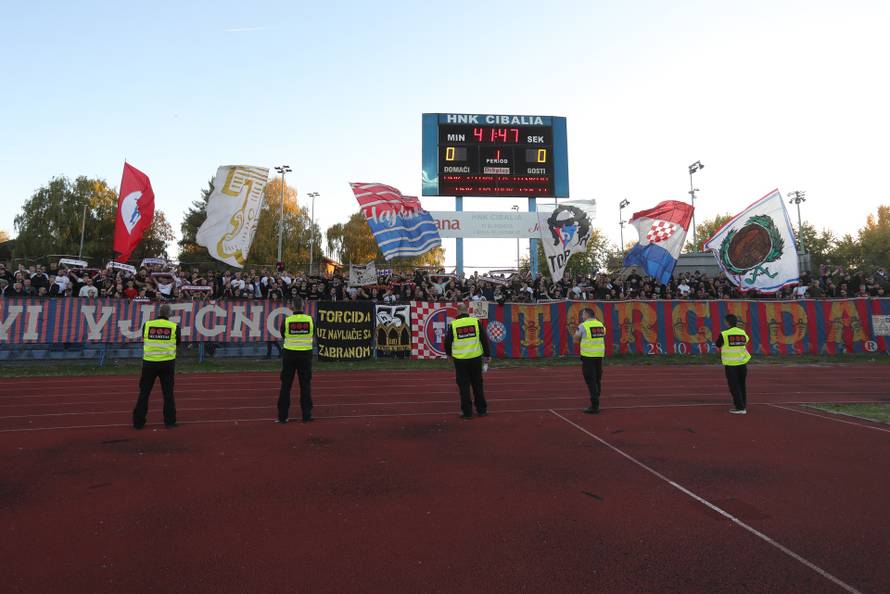 Vinkovci: Torcida bakljama gađala navijače Cibalije