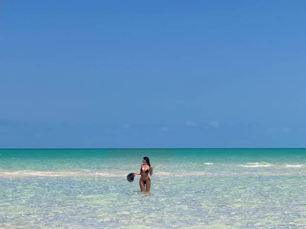 Oprez, vruće! Kylie Jenner bez grudnjaka ispod trapera