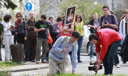 Puzao oko Poglavarstva pola sata i tražio Bandićevu milost