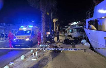 U Dubrovniku poginuo motorist: Udario pješaka, metalnu klupu i palmu, s motorom pao na rivu