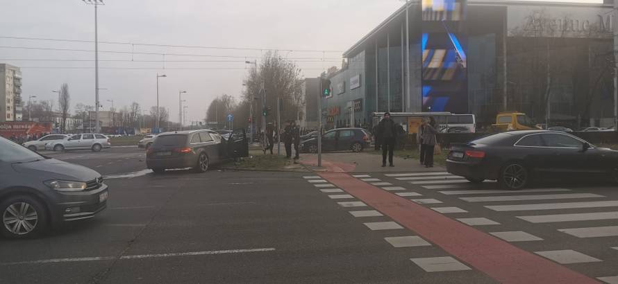 FOTO Kaos kod Avenue Malla: Sudarila se dva automobila, dvoje ljudi prevezeno u bolnicu