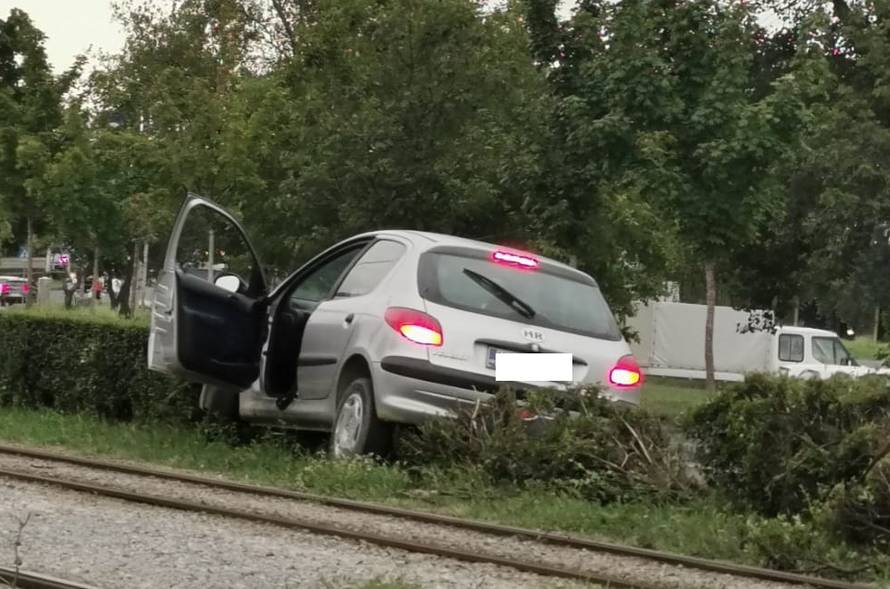Izgubio kontrolu nad vozilom pa skoro završio na tračnicama