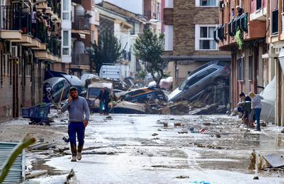 GALERIJA Apokaliptične scene iz Španjolske: Općina izgleda kao da je kroz nju prošao tornado!