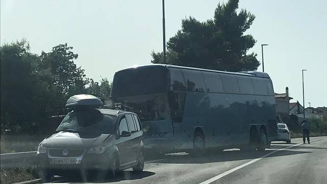 Sudarili se autobus i auto kod Pirovca, žena završila u bolnici