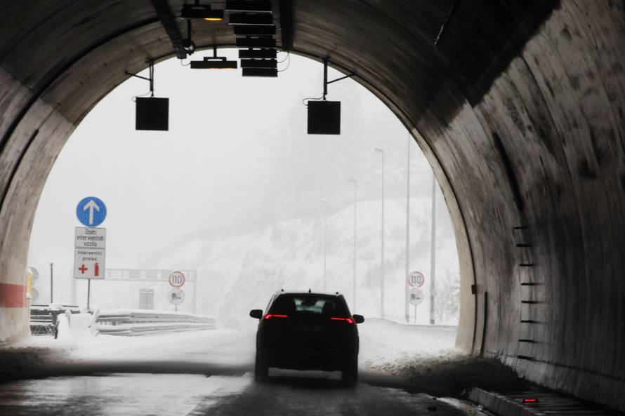 Delnice: Snijeg otežava promet kroz Gorski kotar