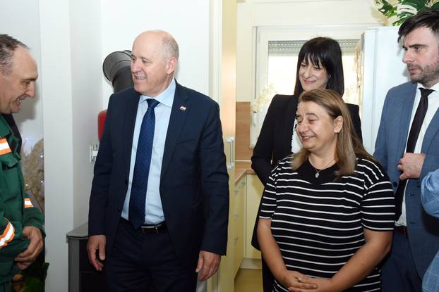 Petrinja: Ministar Bačić obišao tri obitelji koijim su izgrađene zamjenske kuće