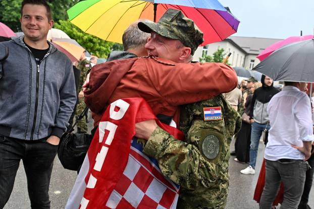 FOTO Suze i zagrljaji u Požegi: 900 novih ročnika položilo prisegu, među njima i 53 žene