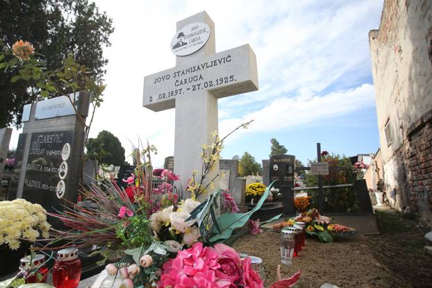 Osijek: Grob Jove Stanisavljevića Čaruge na Aninom groblju