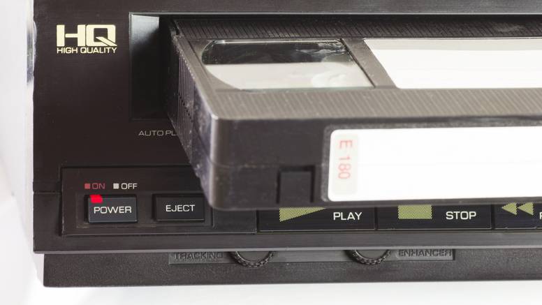 Život prije interneta: Sjećate li se VHS-a, telefonskih govornica ili mobitela na preklop?