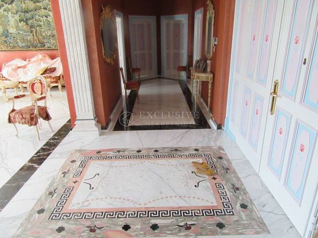 Ovako nešto nikad niste vidjeli! Prodaje se stan u Opatiji: Zlato, mramor, kipovi koji nose TV...