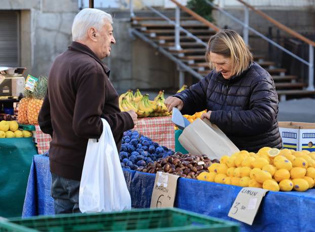 Zagreb: Na Dolac stigli prvi ovogodišnji kesteni, cijene su od 5 do 7 eura