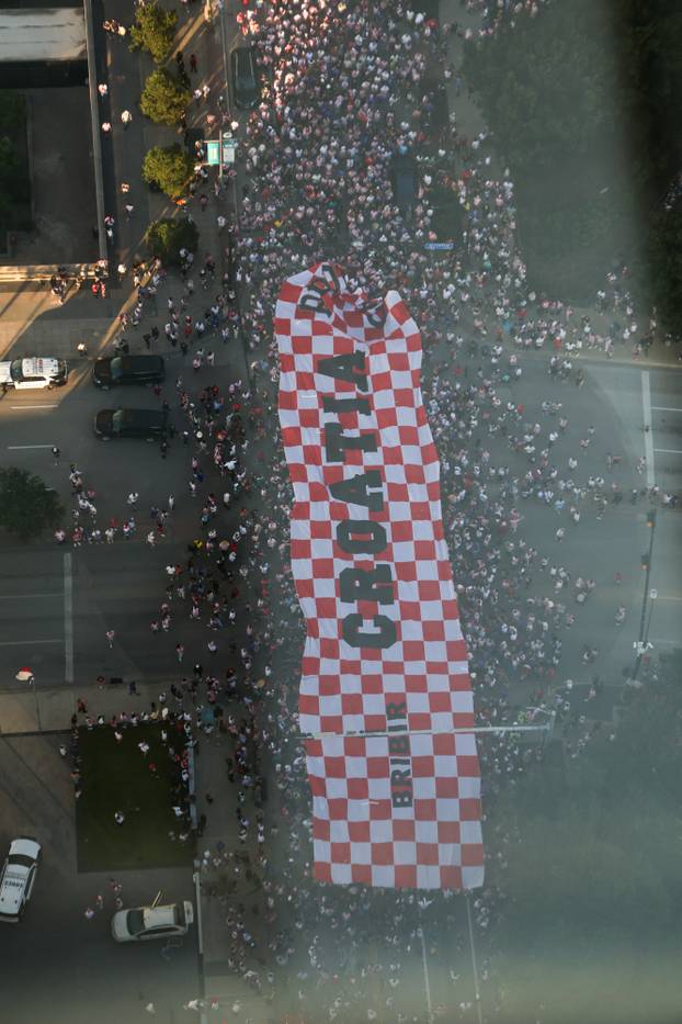SP 2026 Dallas: Pogled sa nebodera na veliku povorku hrvatskih navijača u Dallasu uoči utakmice Engleske i Hrvatske na Svjetskom prvenstvu